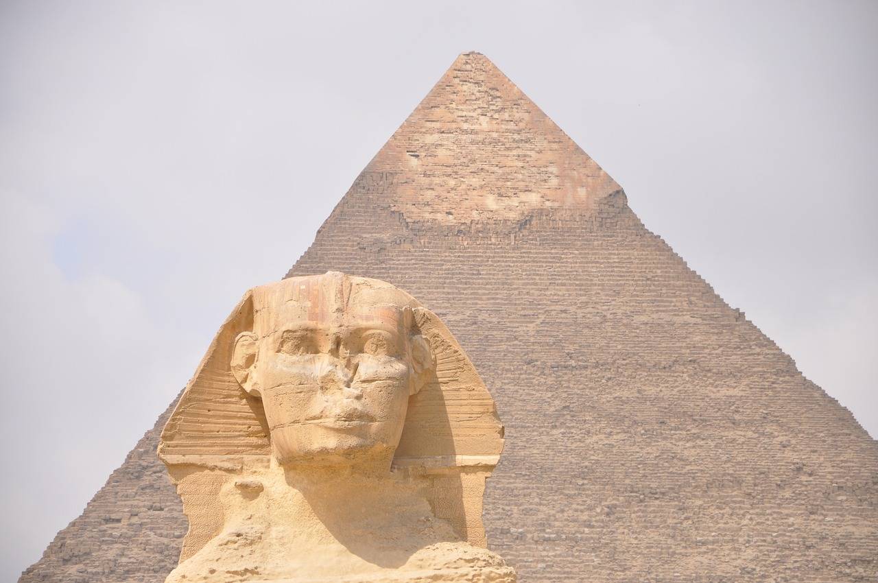 Velká sfinga před pyramidou v Gíze