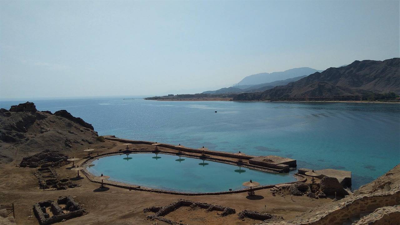 Laguna u moře pod pouštními horami u Taby